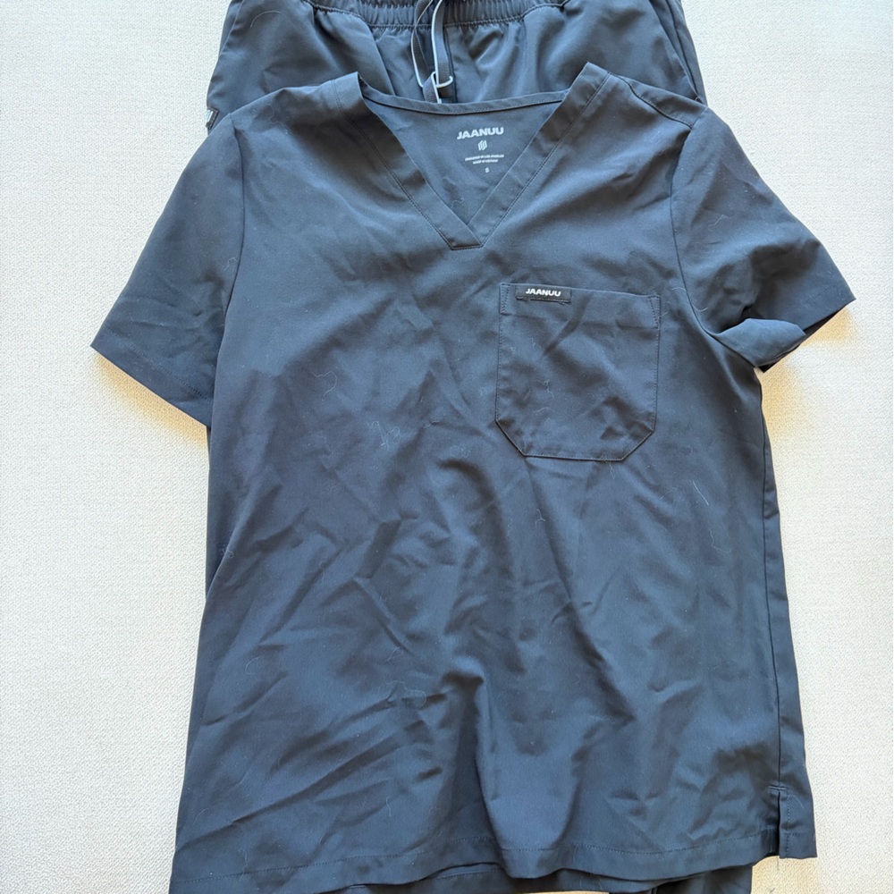 Jaanuu Womens athletic scrub set- shirt size small, jogger pants size SP
